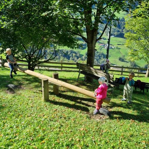 Kinder auf der Wippe