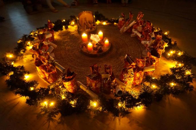 Legearbeit mit Adventkranz, Geschenken und Lichtern