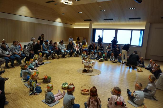 Kinder bei der Erntedankfeier