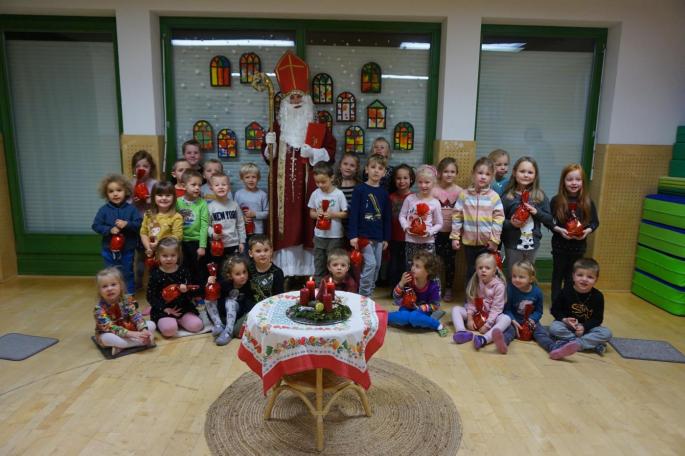 Gruppenfoto mit dem Nikolaus