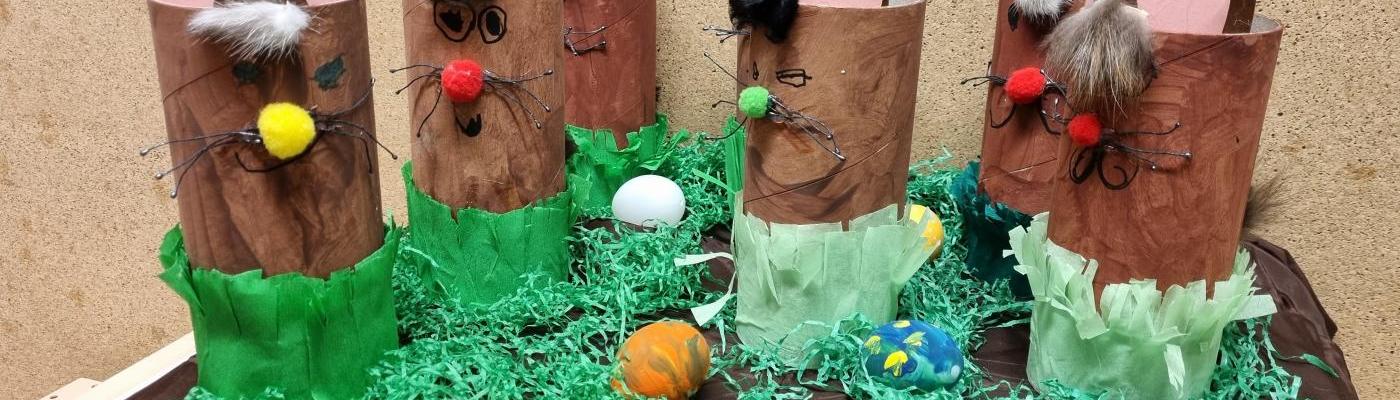 Von den Kindern gebastelte Hasen aus Rollen und Papier
