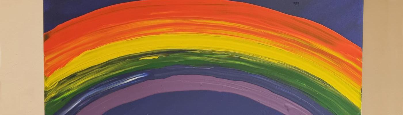 Ein gemalener Regenbogen in Acryl auf einer Leinwand.