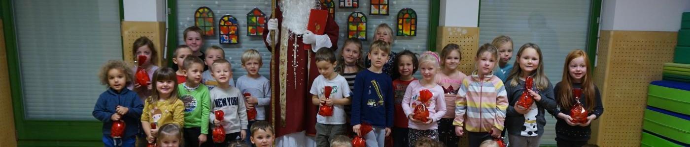 Gruppenfoto mit dem Nikolaus