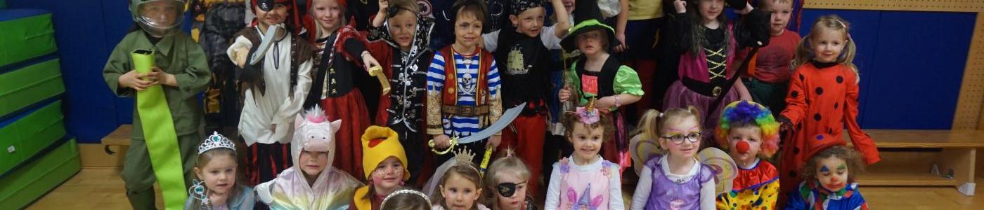 Gruppenfoto Kindergartenkinder in Kostümen