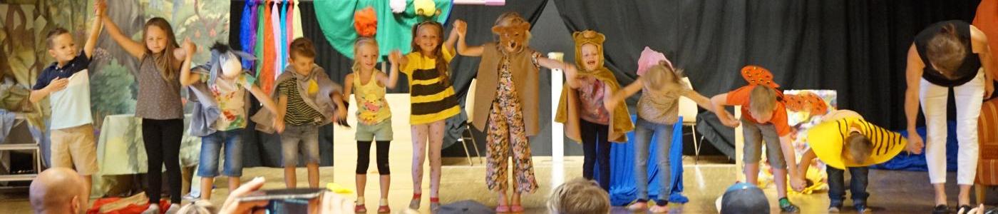 Kinder spielen ein Theaterstück