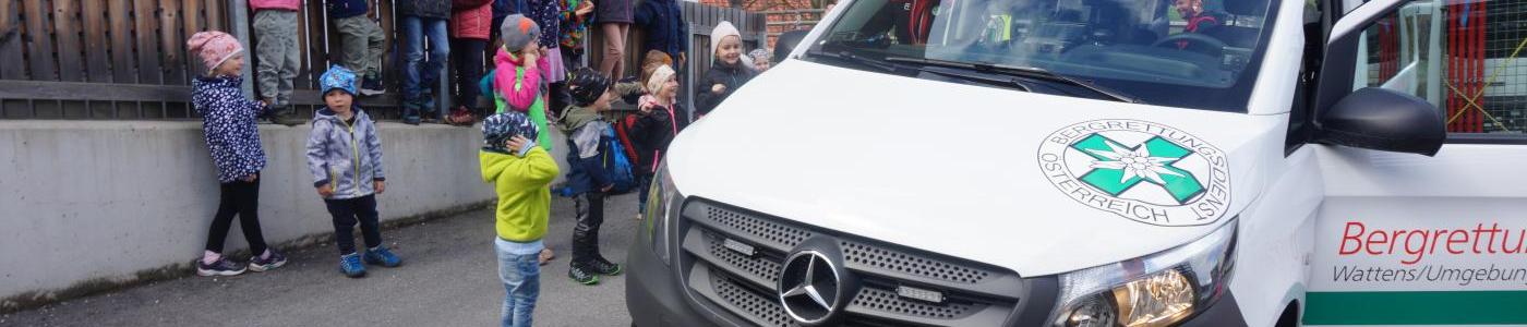 Die Kinder beim Bergrettungsauto