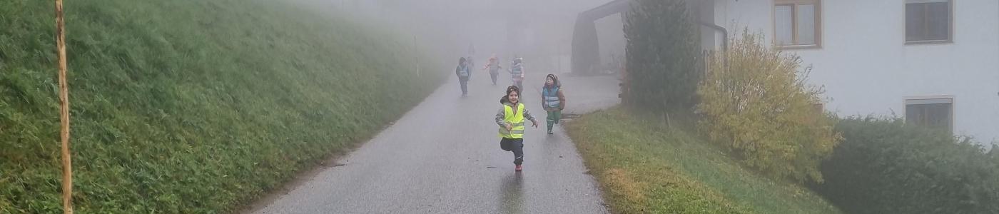 Kinder laufen durch den Nebel