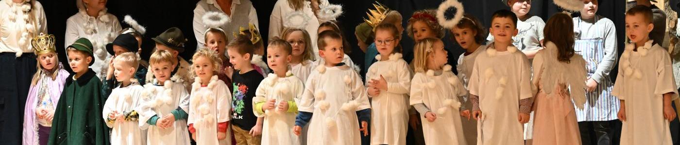 Kinder singen Weihnachtslieder