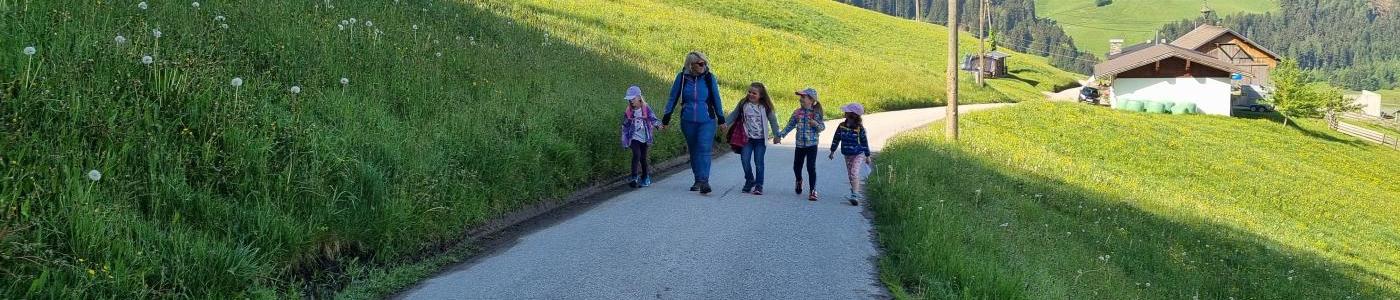 Kinder spazieren