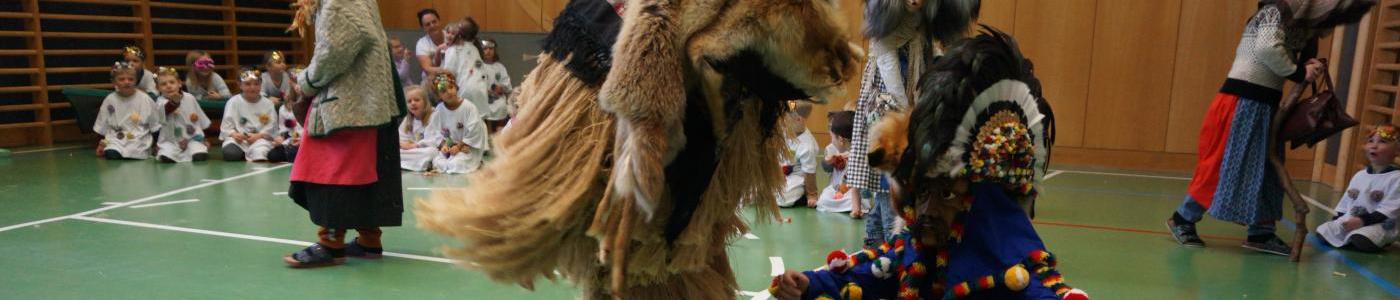 Schüler mullen für Kindergartenkinder