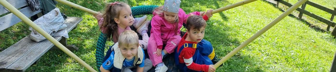 Kinder auf der Schaukel