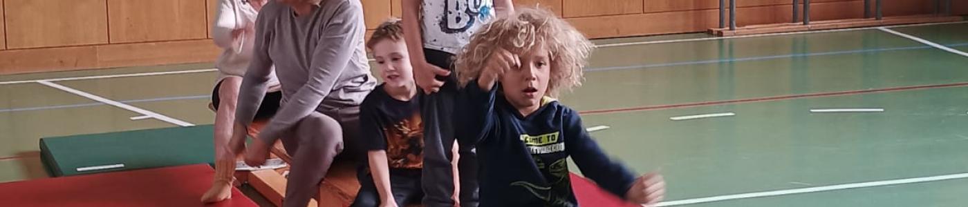 Kinder und Großeltern beim Turnen