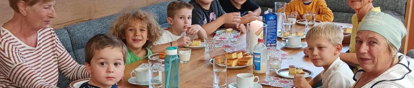 Kinder und Omas bei der Jause