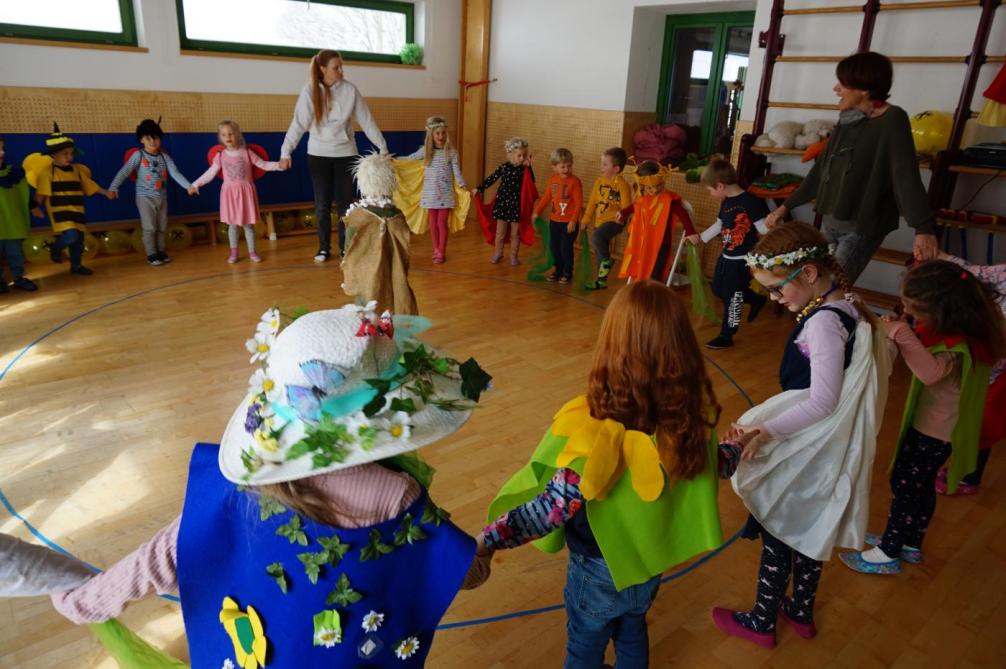 Kinder bilden einen Kreis