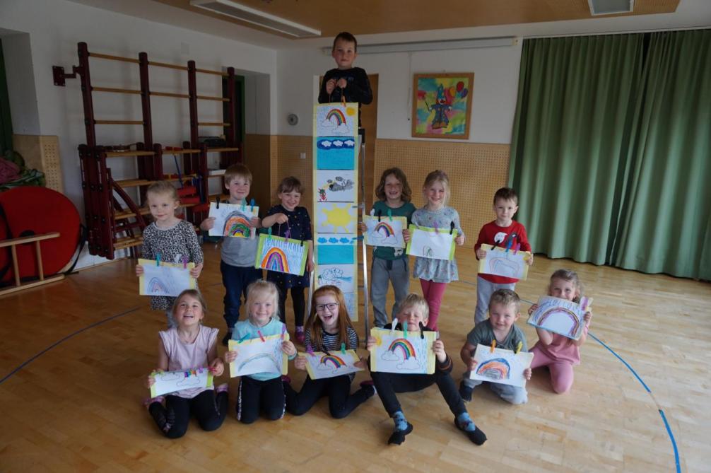 Kinder zeigen ihren Wetterkalender