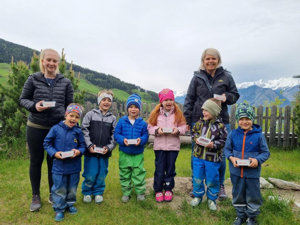 Die Regenbogenkinder mit Kresse