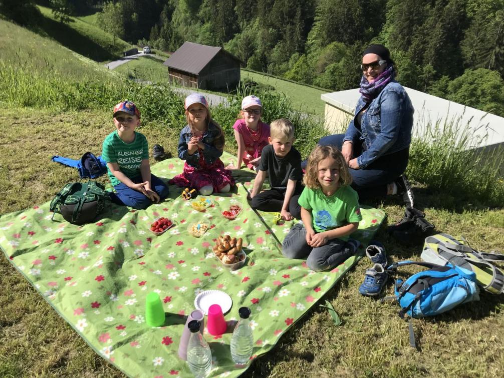 Die Schulmäuse beim Picknick