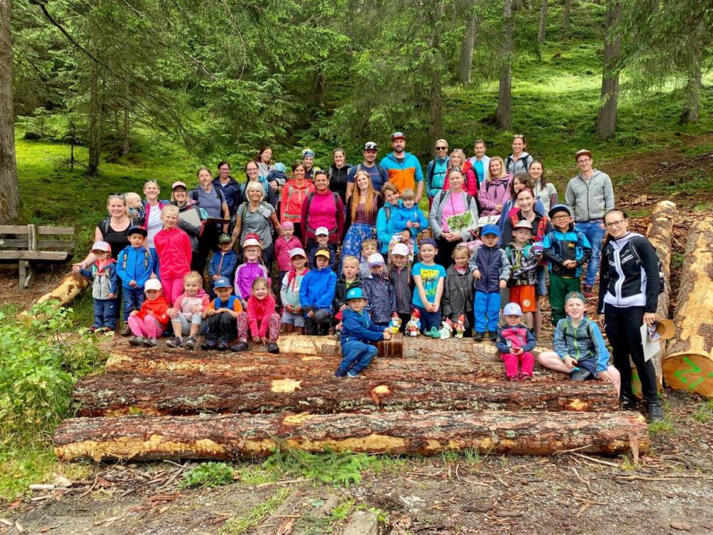 Gruppenfoto aller Kinder plus Familien beim Ausflug