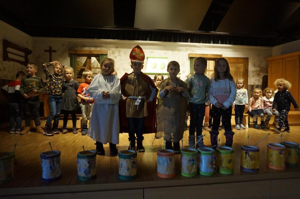 Kinder sprechen bei der St Martinsfeier
