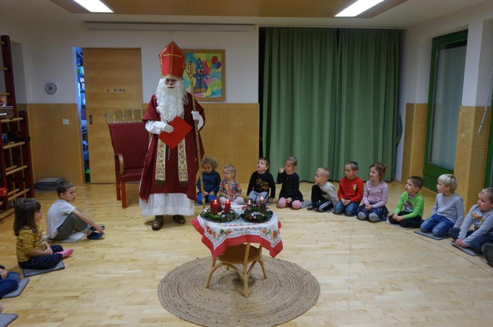 Der Nikolaus besucht die Kinder