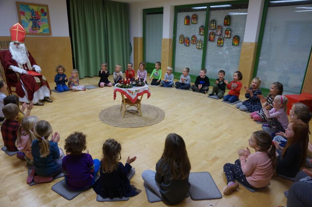 Sitzkreis der Kinder mit dem Nikolaus