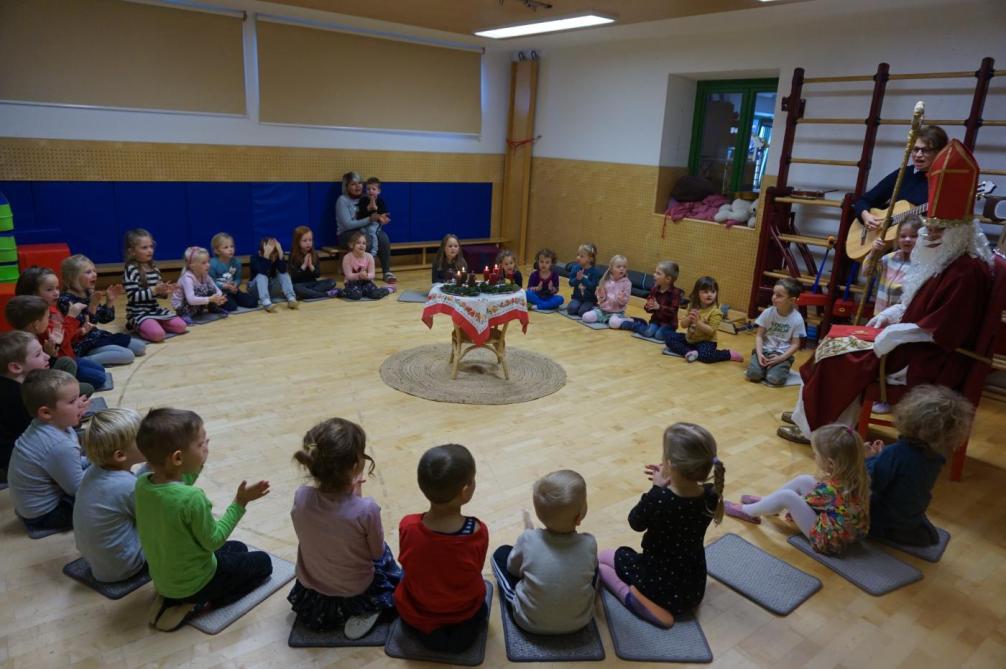 Kinder singen für den Nikolaus