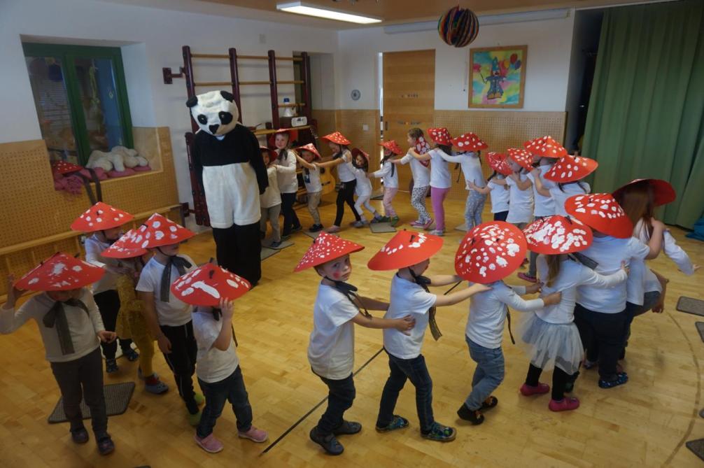 Kinder tanzen mit einem Bär