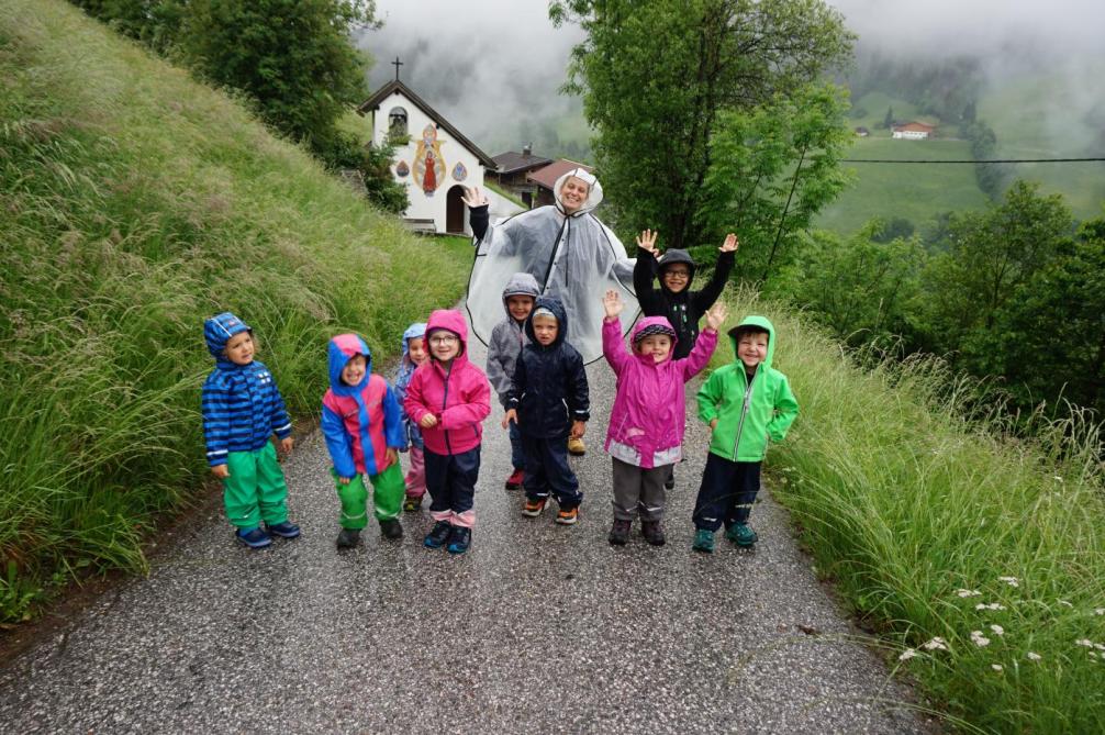 Kinder machen einen Ausflug