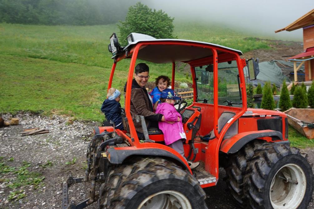 Kinder im Traktor