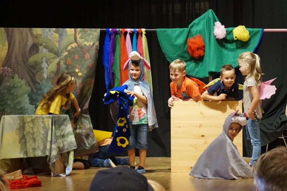 Kinder spielen ein Theaterstück