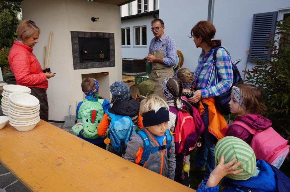 Kinder schauen das Brot an