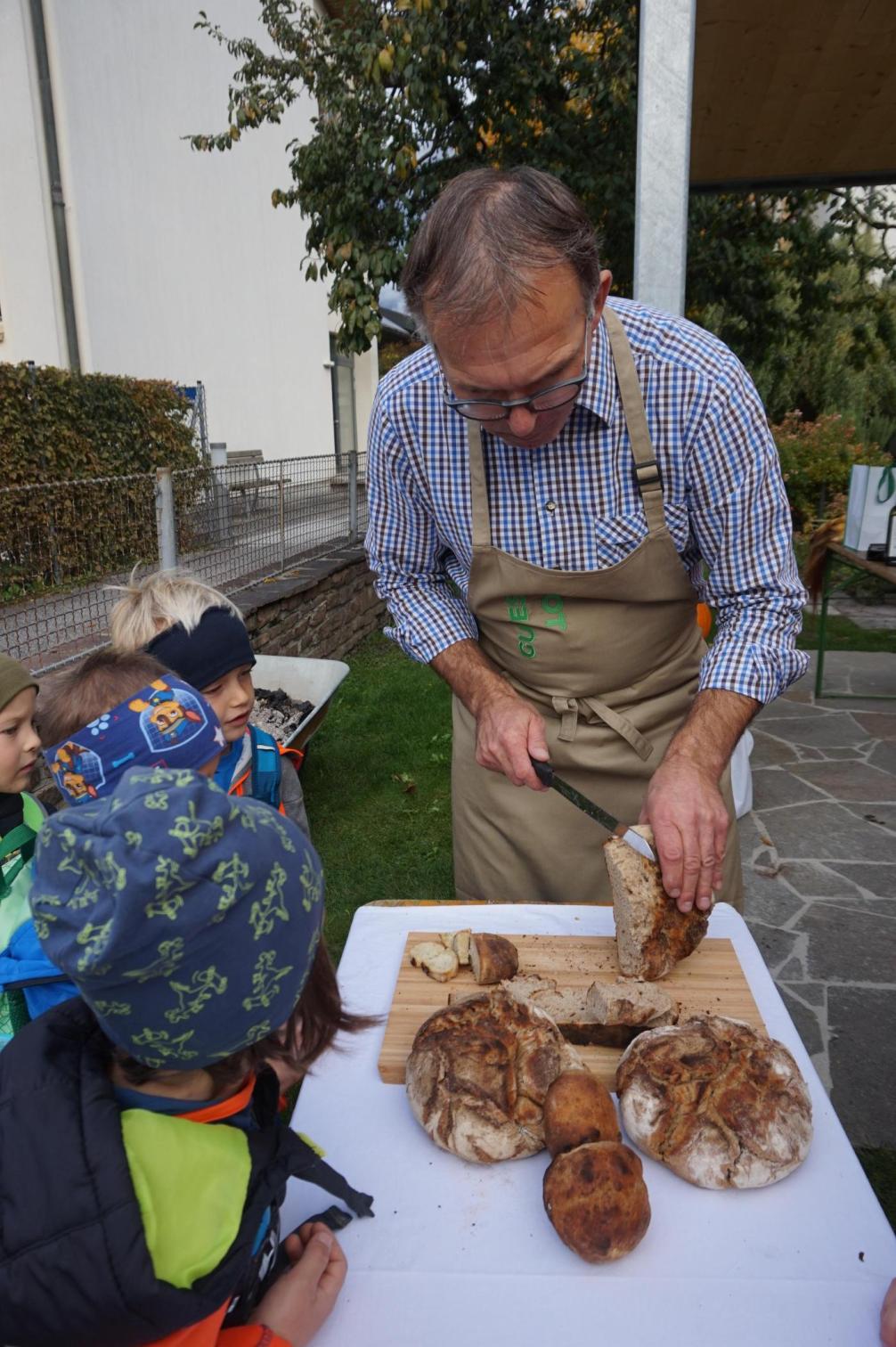 Brot wird aufgeschnitten