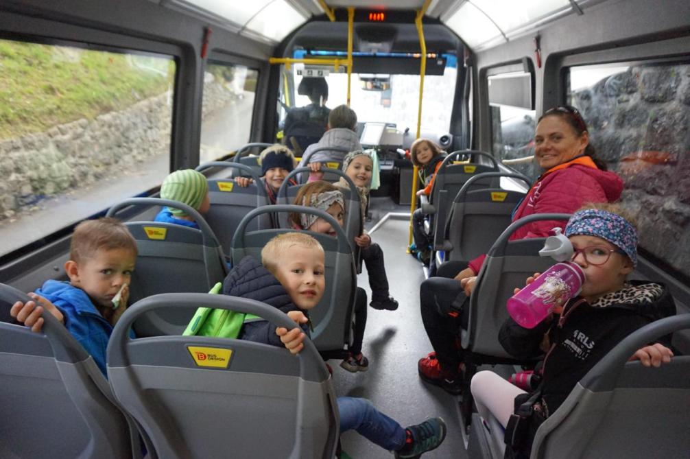 Kinder sitzen im Bus