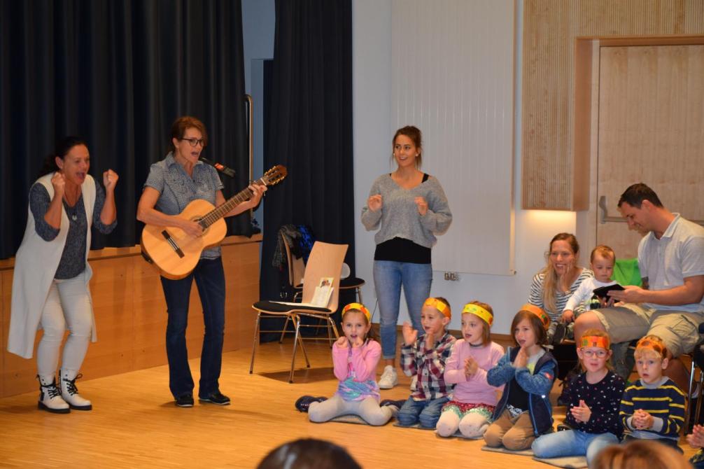 Kinder singen ein Lied