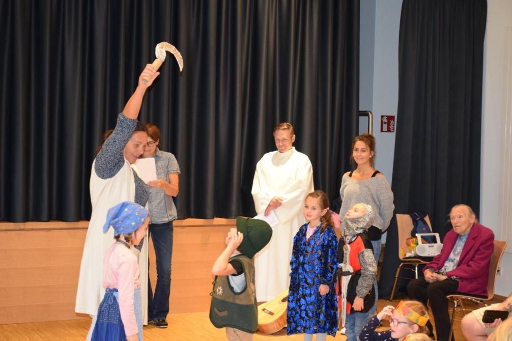 Kinder spielen ein Theaterstück