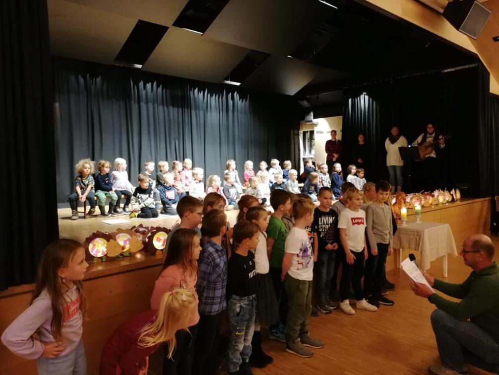 Blick auf die singenden Schulkinder