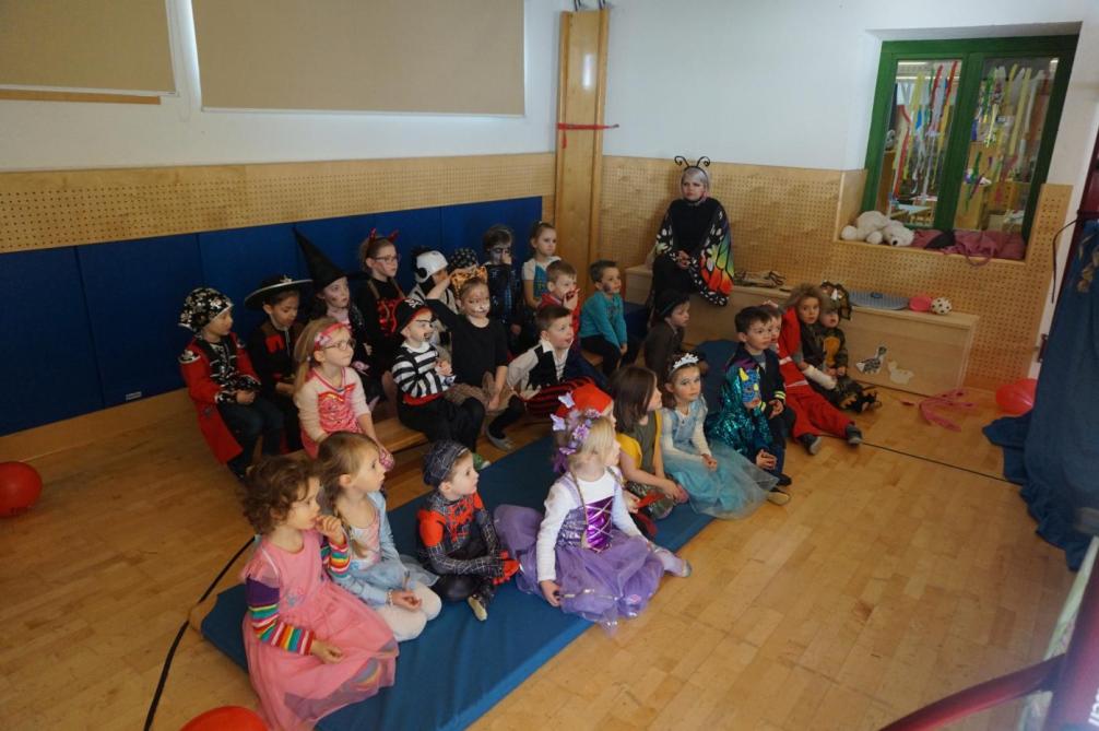 Kinder schauen sich ein Theater an