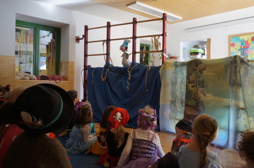 Kinder schauen sich ein Theater an