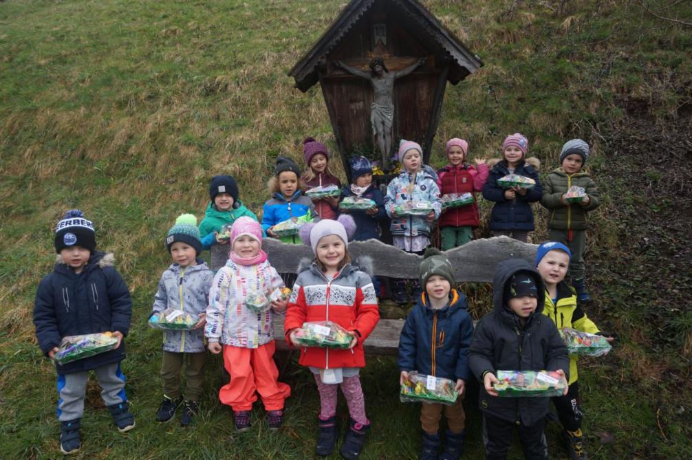 Kinder vor dem Kreuz