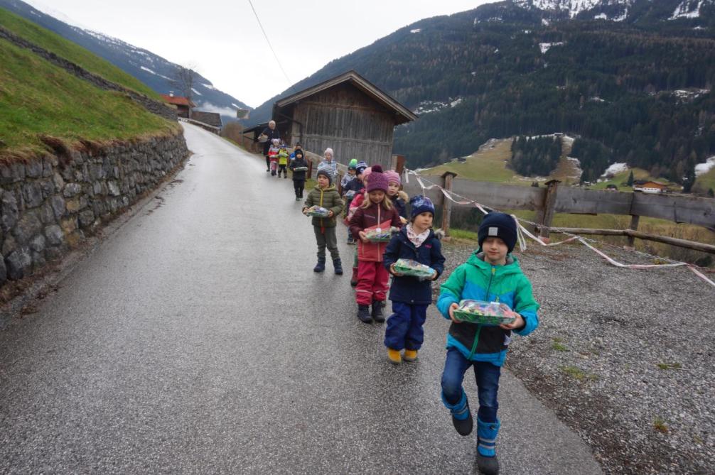 Kinder am Weg zurück mit Osternest