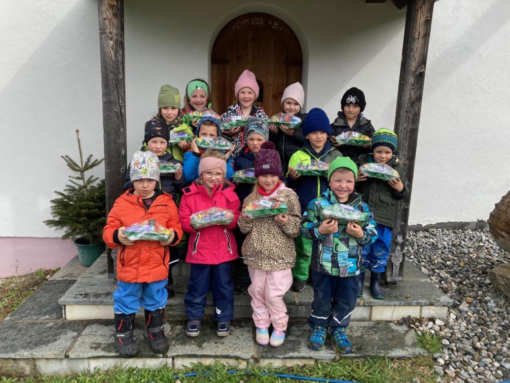 Die Sonnengruppenkinder vor der Kapelle