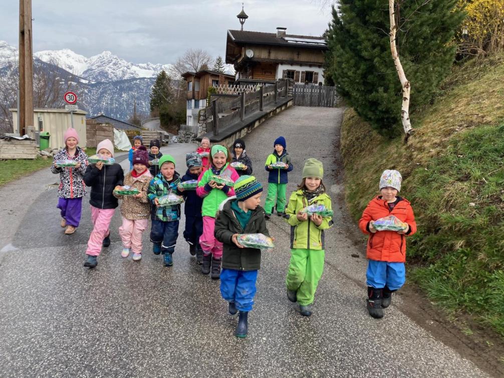 Kinder am Weg zurück mit Osternest