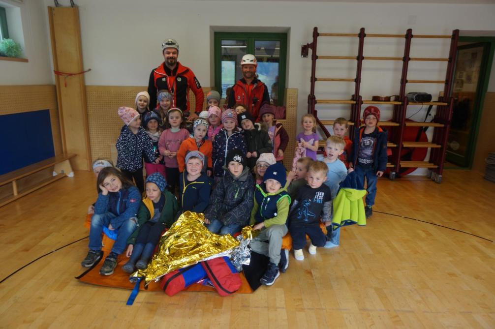 Gruppenfoto mit der Bergrettung