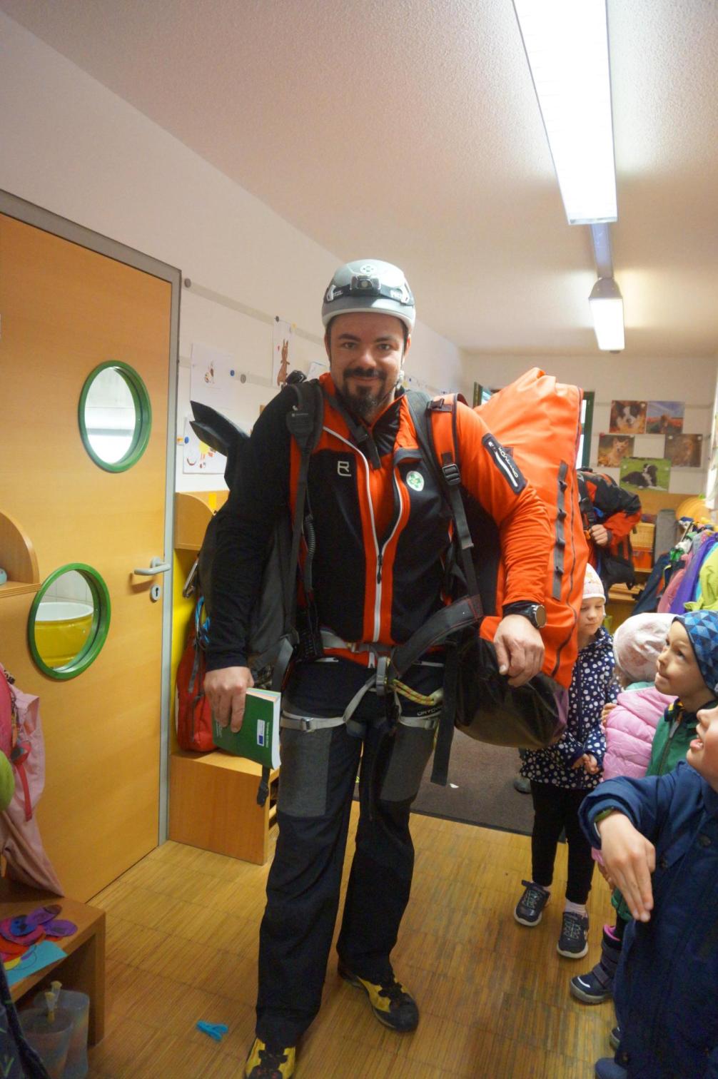 Ein Bergretter in voller Montur