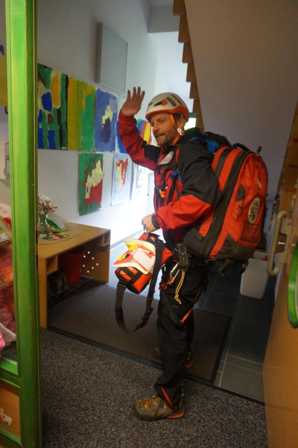 Ein Bergretter in voller Montur