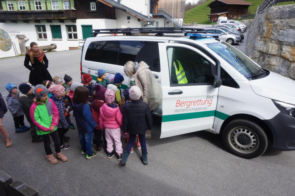 Die Kinder beim Bergrettungsauto