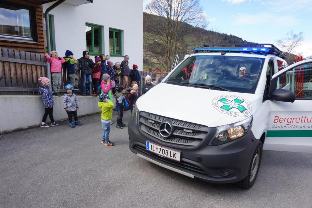 Die Kinder beim Bergrettungsauto