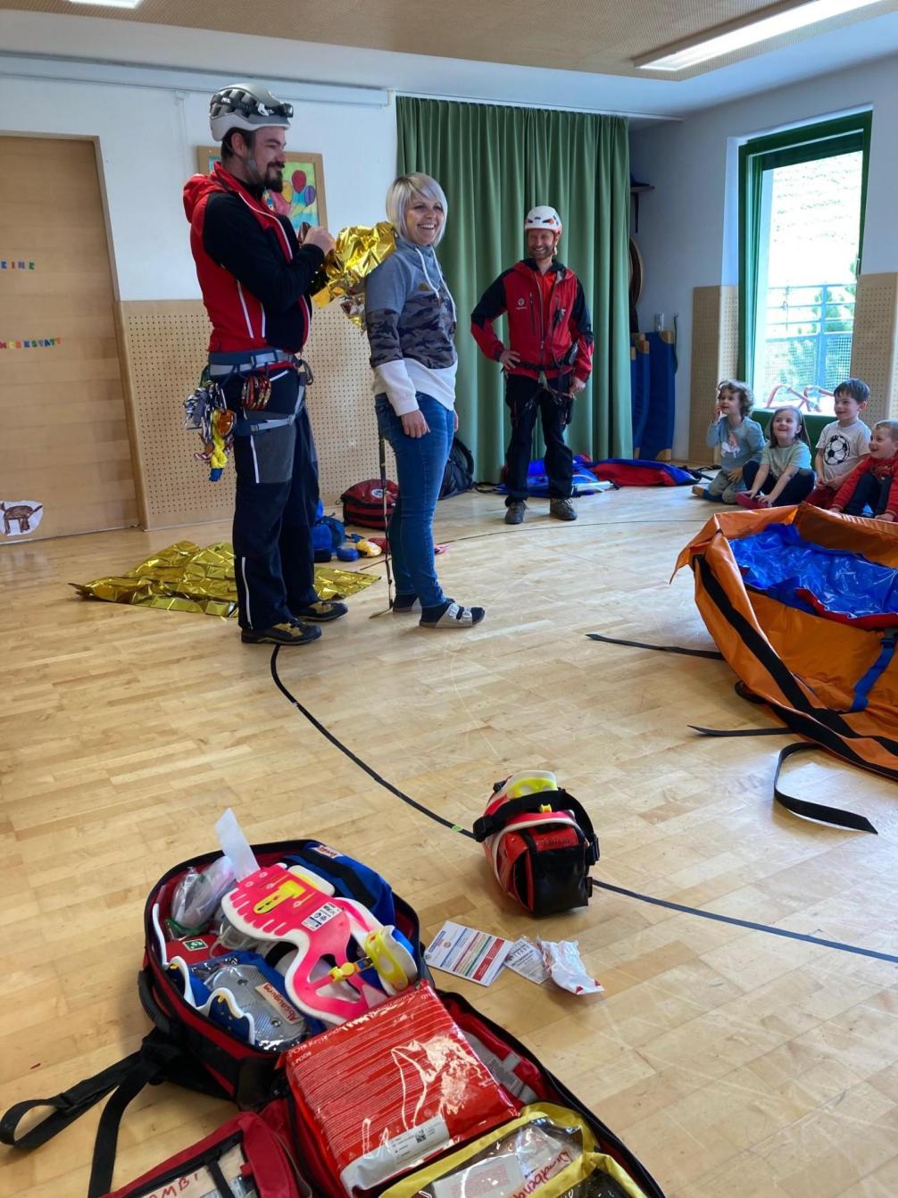 Die Bergrettung demonstriert an Melanie die Finnische Windel