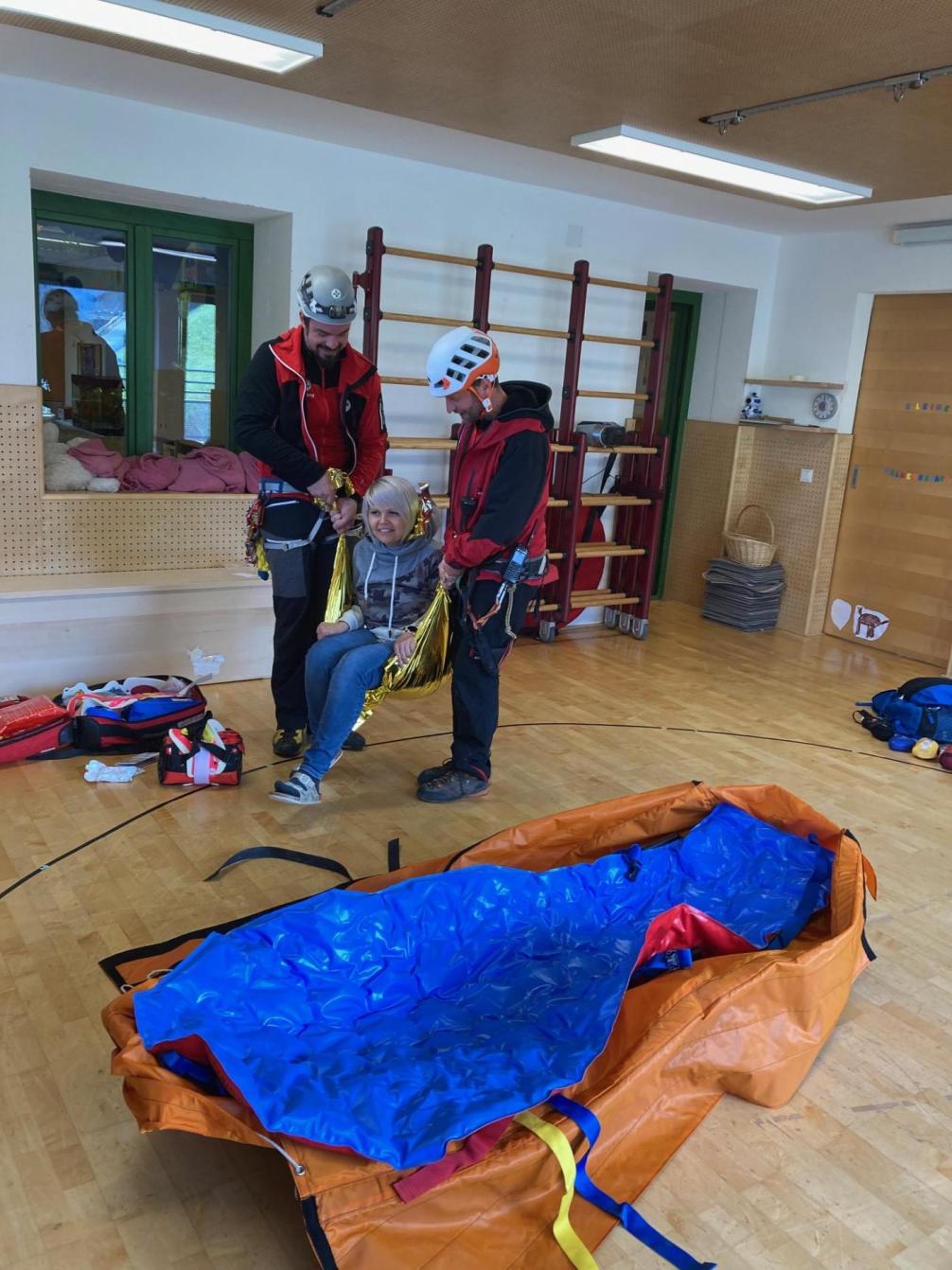 Melanie wird von der Bergrettung transportiert