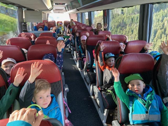 Kinder im Bus